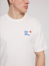 Daniel ist 1,87 und trägt Größe L