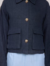 Jade ist 1,75 und trägt Größe S